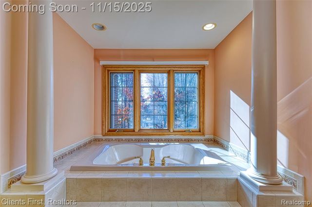 40600 8 Mile Road, Novi, MI 48167