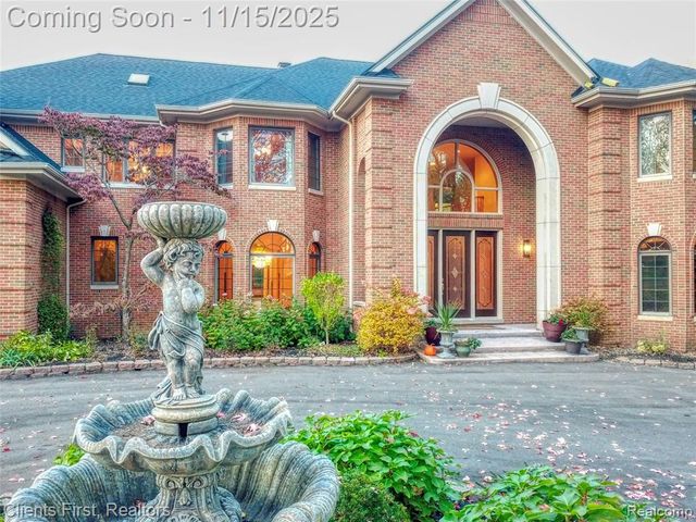 40600 8 Mile Road, Novi, MI 48167