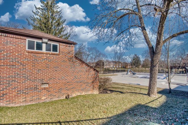5584 Brackenridge, R7, Columbus, OH 43228