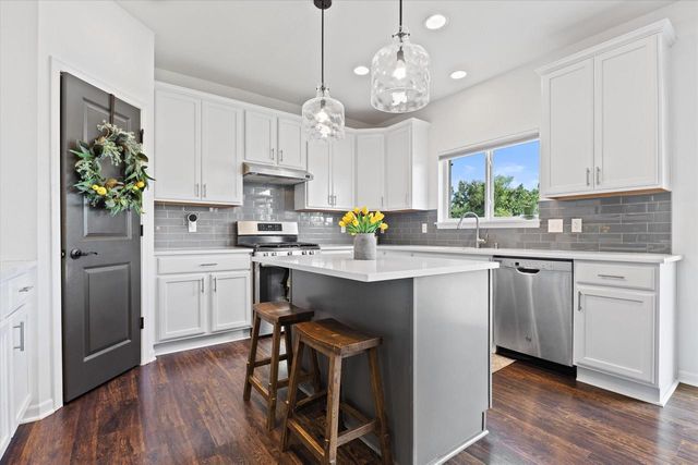 2501 Marie CIRCLE, Waukesha, WI 53189