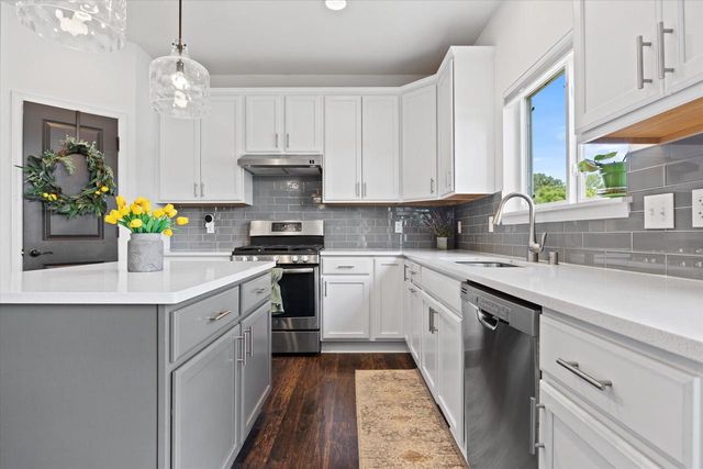 2501 Marie CIRCLE, Waukesha, WI 53189