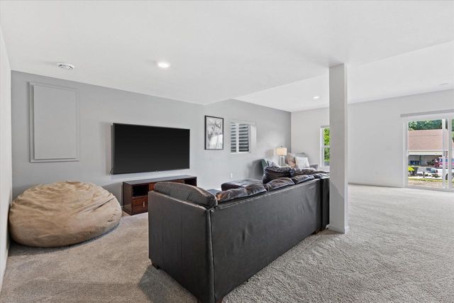 2501 Marie CIRCLE, Waukesha, WI 53189