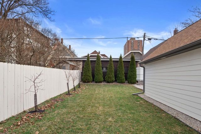 1850 Arlington PLACE, Milwaukee, WI 53202