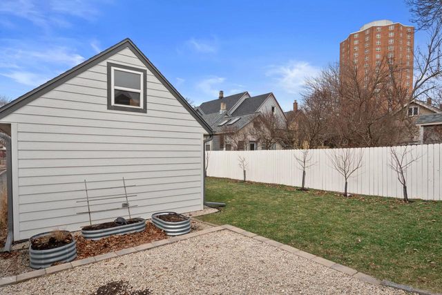 1850 Arlington PLACE, Milwaukee, WI 53202