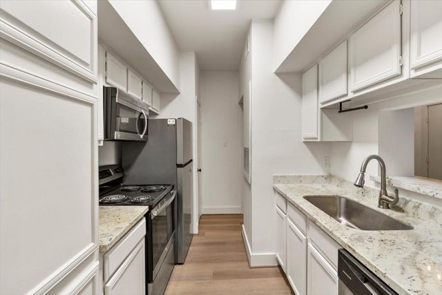 2025 Augusta Drive 203, Houston, TX 77057