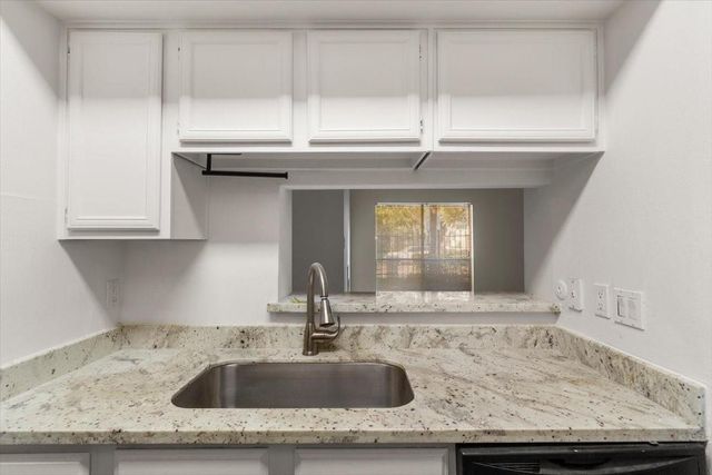 2025 Augusta Drive 203, Houston, TX 77057