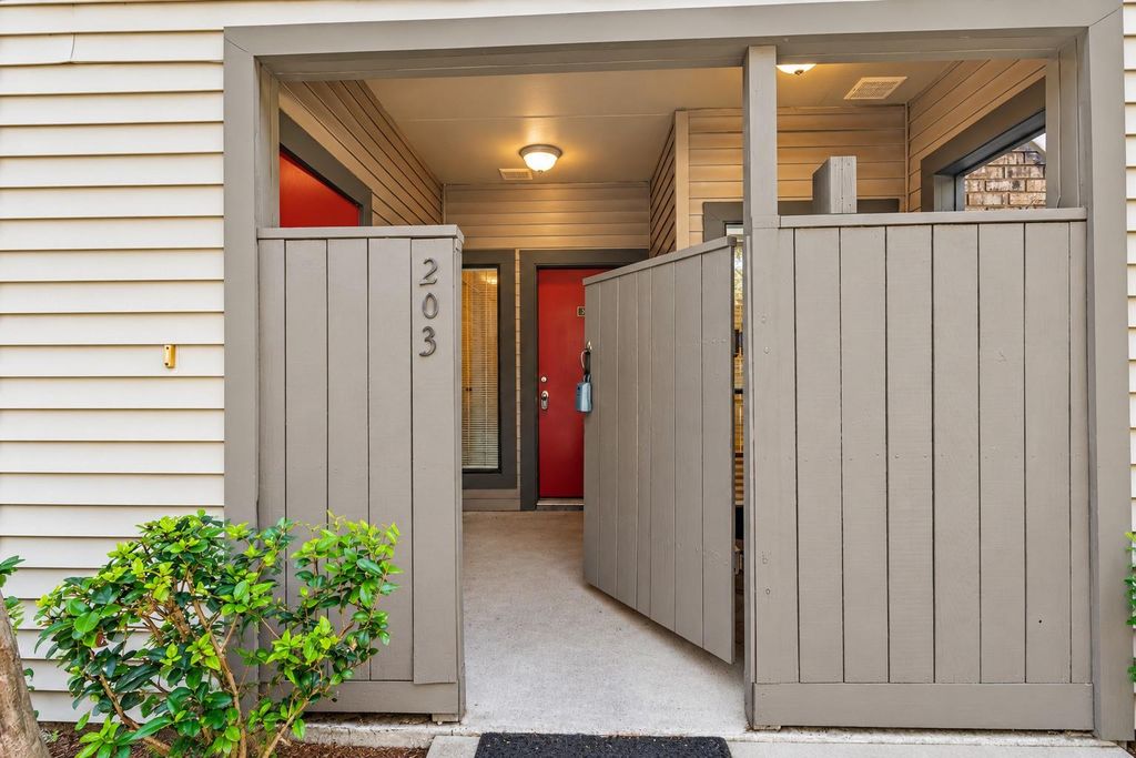 2025 Augusta Drive 203, Houston, TX 77057