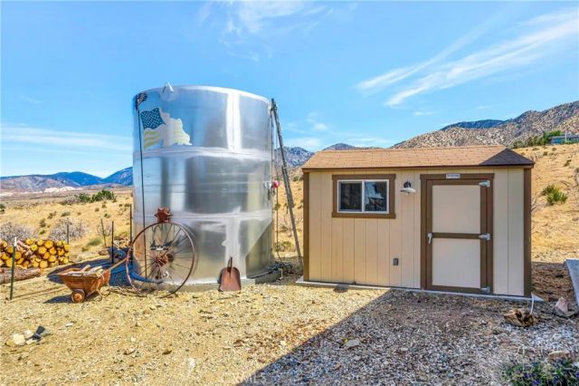 11720 Honeybee Lane, Juniper Hills, CA 93543