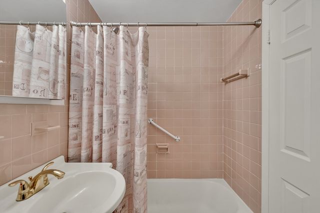 8 Old Colony Ln 2, Arlington, MA 02474