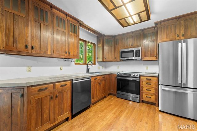 2 Pear Tree Court, St Peters, MO 63376