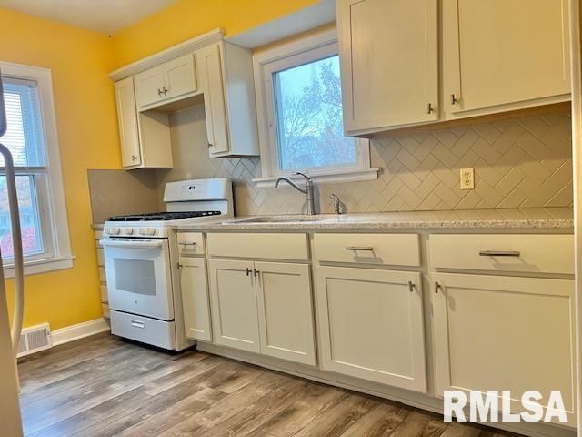 2102 W 17TH Street, Davenport, IA 52804