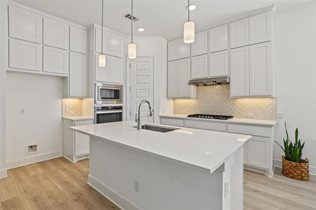 1304 Kneehigh LN, Georgetown, TX 78633