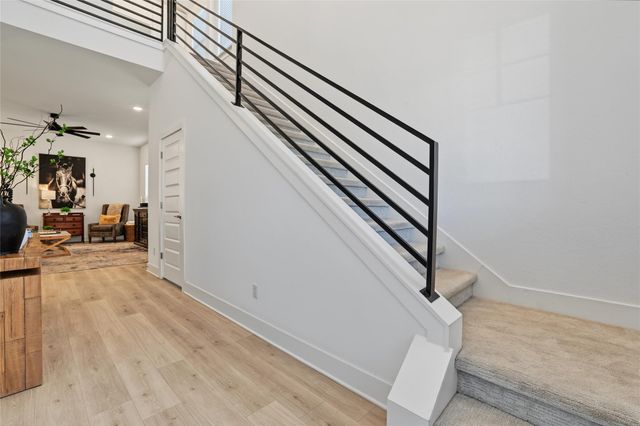 1304 Kneehigh LN, Georgetown, TX 78633
