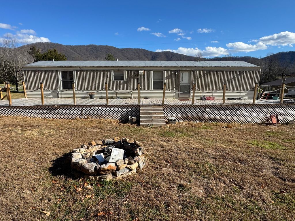 1333 Falling Leaf LN, Montvale, VA 24122