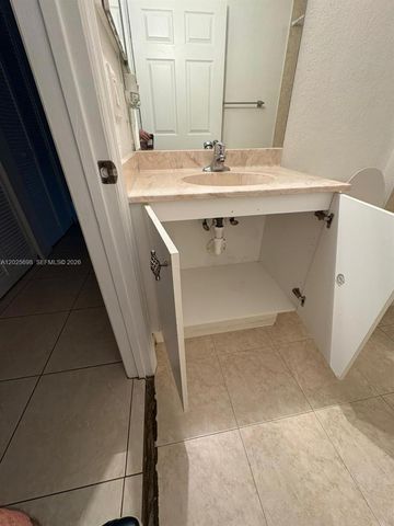 117 SE 3rd Ave 7, Hallandale Beach, FL 33009