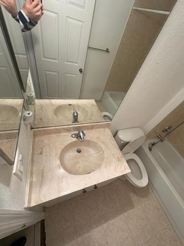 117 SE 3rd Ave 7, Hallandale Beach, FL 33009
