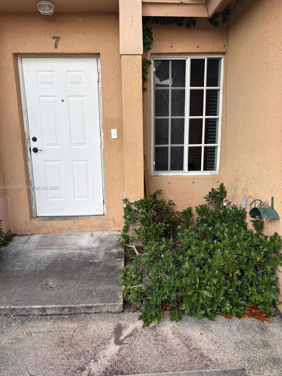 117 SE 3rd Ave 7, Hallandale Beach, FL 33009