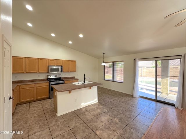 8621 E OLLA Avenue, Mesa, AZ 85212
