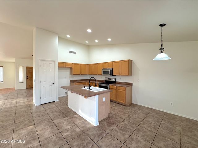 8621 E OLLA Avenue, Mesa, AZ 85212