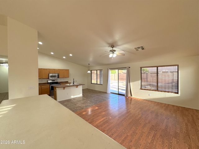8621 E OLLA Avenue, Mesa, AZ 85212