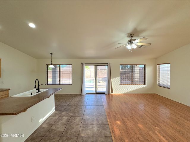8621 E OLLA Avenue, Mesa, AZ 85212