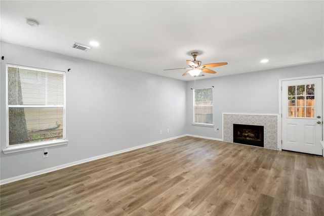 38 N Walden Elms S, The Woodlands, TX 77382