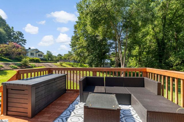 105 Mellon Street, Slater, SC 29683