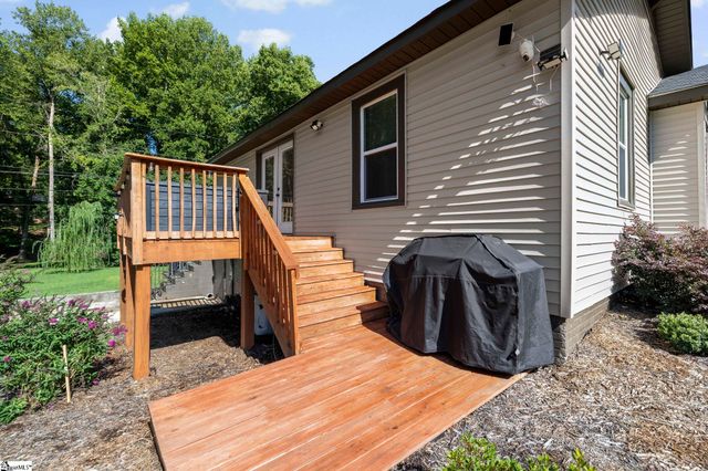 105 Mellon Street, Slater, SC 29683