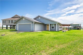 148 Lakeshore Dr, Rockport, TX 78382
