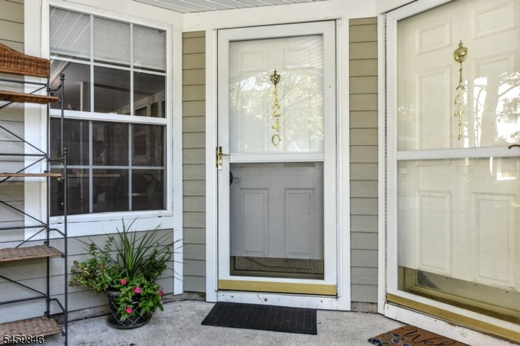 1240 Garrison Ct 1240, Mahwah Twp., NJ 07430 — photo 2