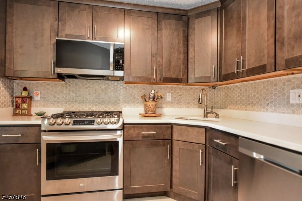 1240 Garrison Ct 1240, Mahwah Twp., NJ 07430 — photo 5