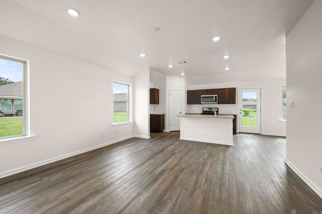 868 N 10th St, Port Allen, LA 70764