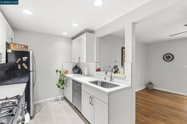 31 Adelaide Dr, Martinez, CA 94553