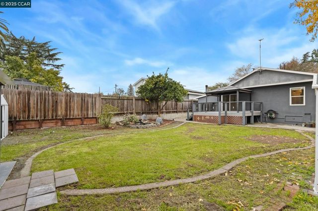 31 Adelaide Dr, Martinez, CA 94553