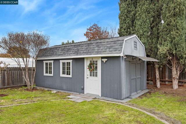 31 Adelaide Dr, Martinez, CA 94553