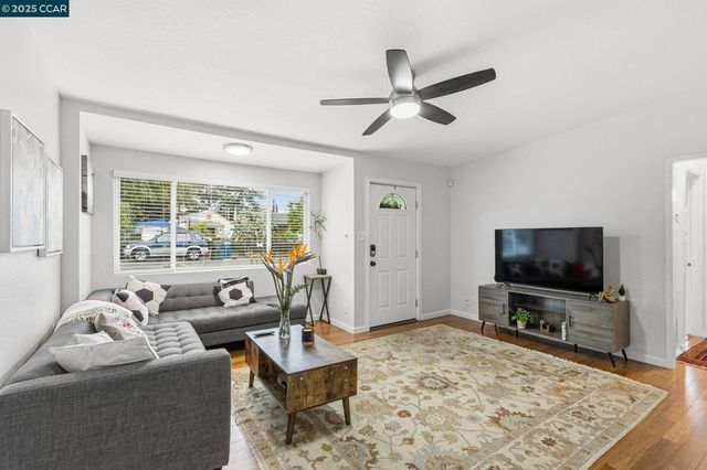 31 Adelaide Dr, Martinez, CA 94553