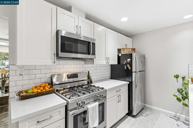 31 Adelaide Dr, Martinez, CA 94553