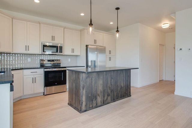 2304 37 Avenue S, Moorhead, MN 56560