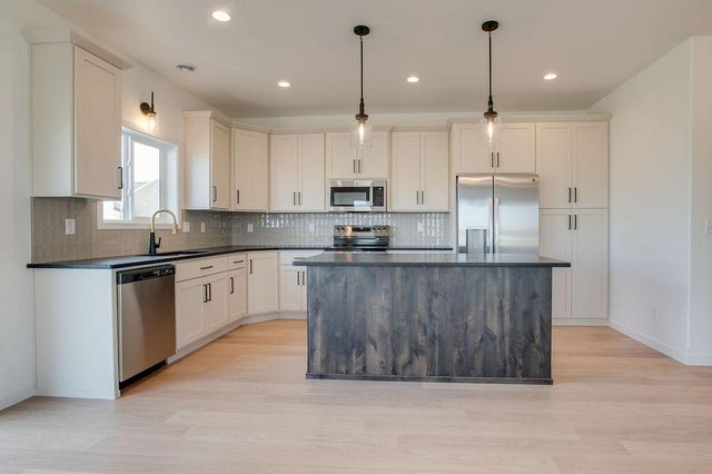 2304 37 Avenue S, Moorhead, MN 56560