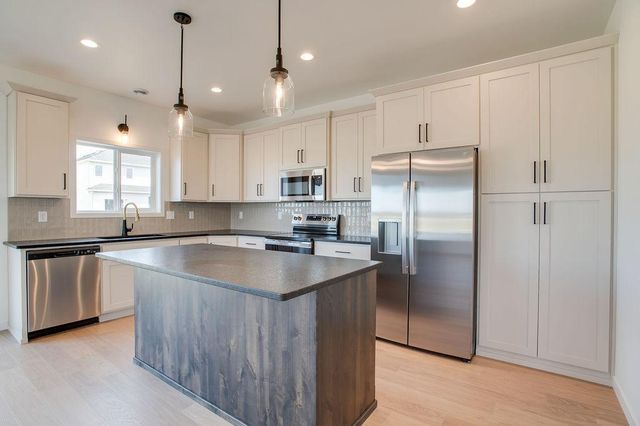 2304 37 Avenue S, Moorhead, MN 56560
