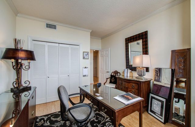 651 Bering Drive 1502, Houston, TX 77057