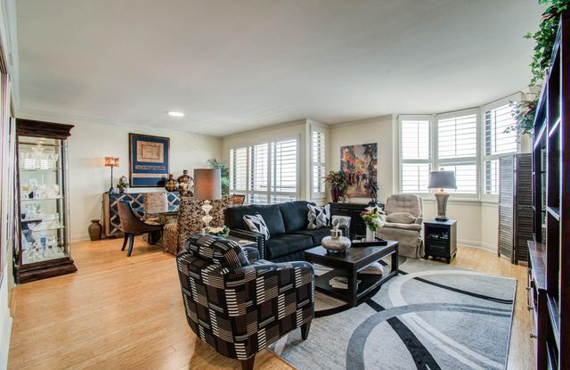 651 Bering Drive 1502, Houston, TX 77057