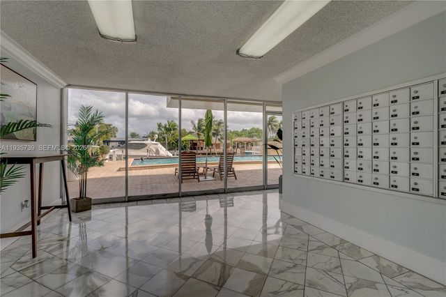 2000 NE 135th St 908, North Miami, FL 33181