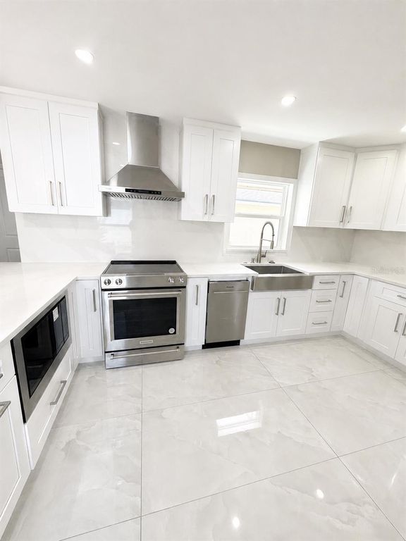 Image 9 of property listing at 10706 DOWRY AVENUE, Tampa, FL 33615