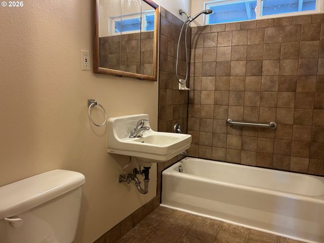 11841 Ne SAN RAFAEL St, Portland, OR 97220