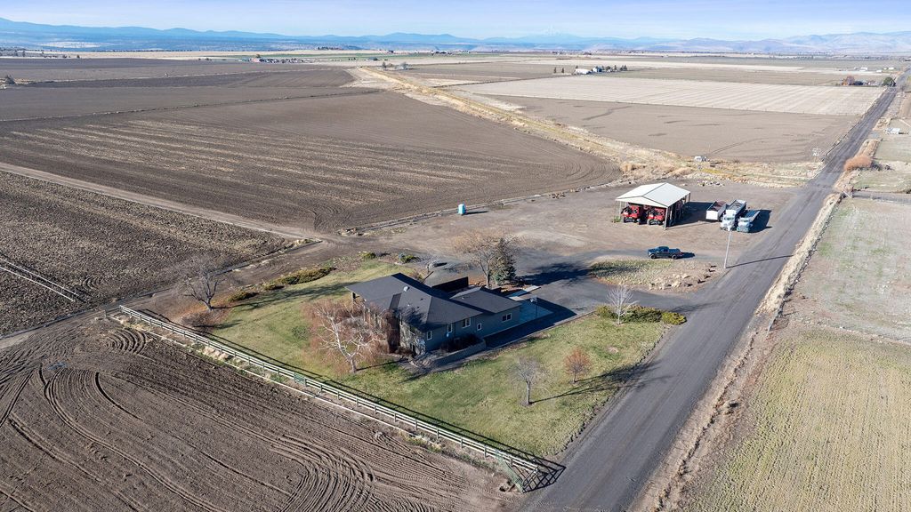 2490 NW Deschutes Drive, Madras, OR 97741