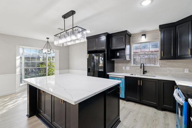 2419 29th Avenue N, Texas City, TX 77590