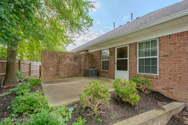 8421 Elsie Ct, Louisville, KY 40228