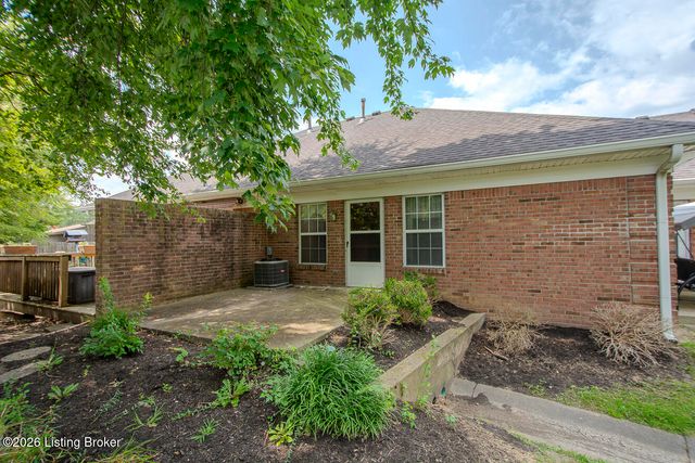 8421 Elsie Ct, Louisville, KY 40228