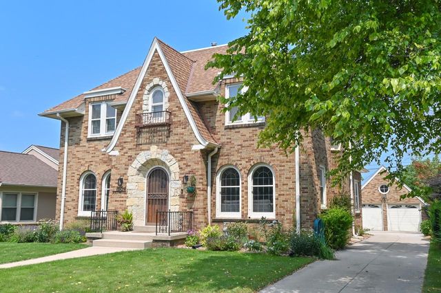 8924 Jackson Park BOULEVARD, Wauwatosa, WI 53226